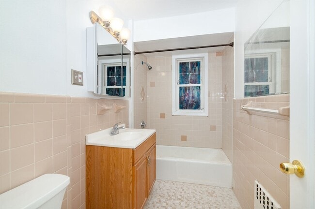 Building Photo - 152 Willow St