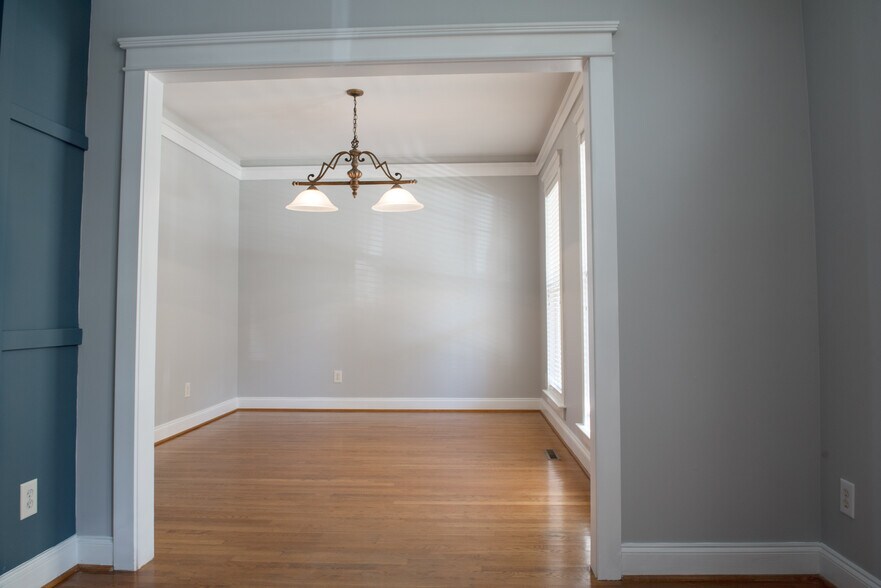 Building Photo - 16015 Kelly Park Cir