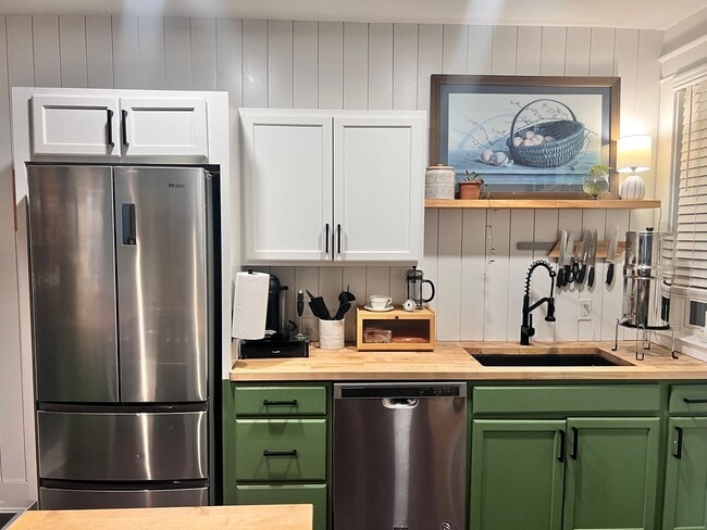 Building Photo - Charming Reynolds Ave Rental – Spacious Yard, Stylish Kitchen, Great Location