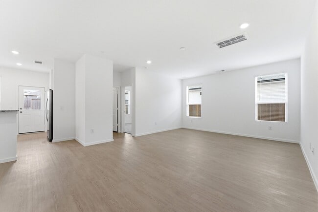 Building Photo - 26017 Hampshire Dr