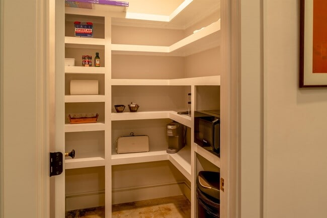 Building Photo - 612 W 8th Ave