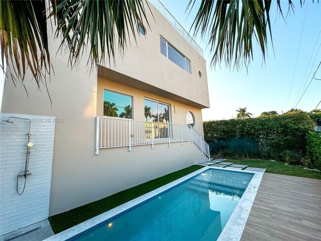 Building Photo - 1065 NE Little River Dr