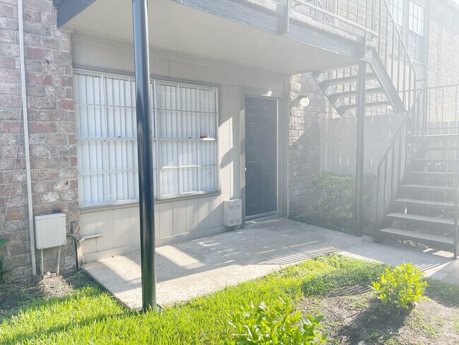 First Floor Corner Unit - 5550 N Braeswood Blvd