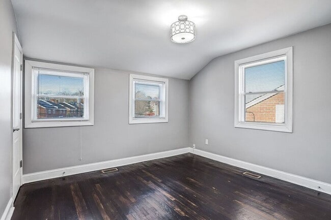 Building Photo - 812 Burns St SE