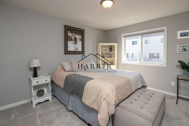 Building Photo - Contemporary 3 Bedroom Towhome in NW Roche...