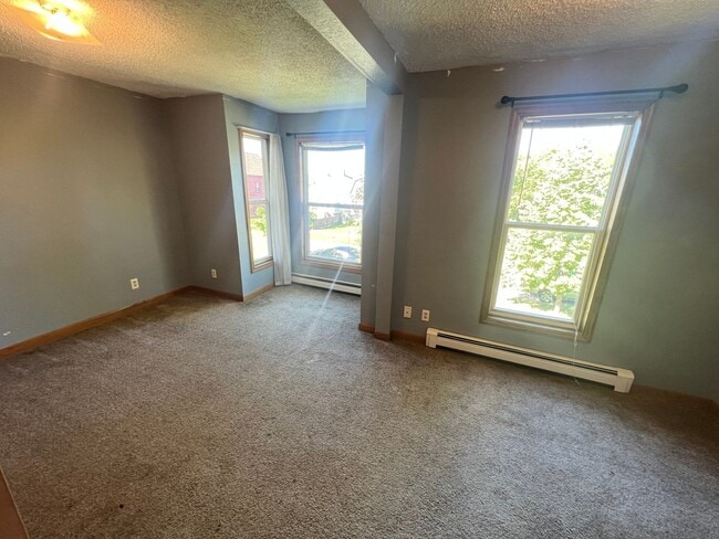 Building Photo - Upper Level 2 Bedroom Apartment - AVAILABLE JUNE
