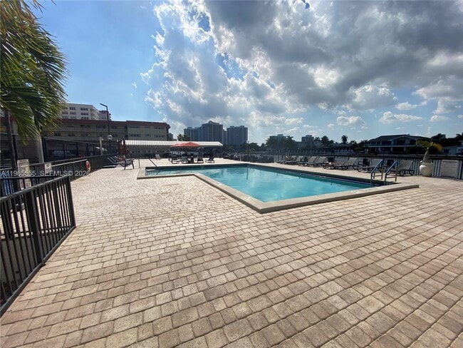 Building Photo - 2049 S Ocean Dr