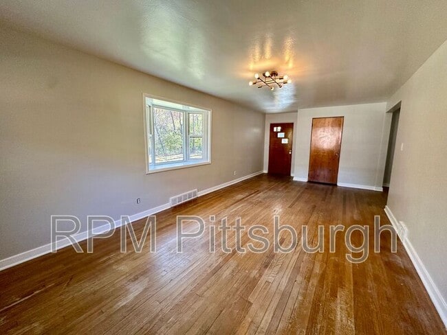 Building Photo - 208 Bridge St