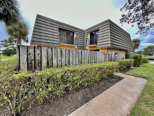 Building Photo - 805 8th Way