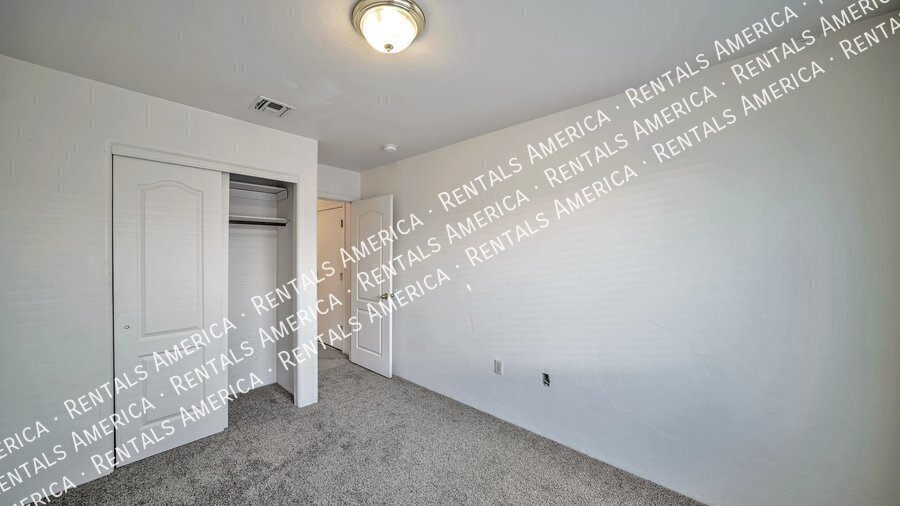 Building Photo - 2252 W Silver River Way