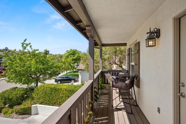 Building Photo - Gorgeous Eastlake Townhome!