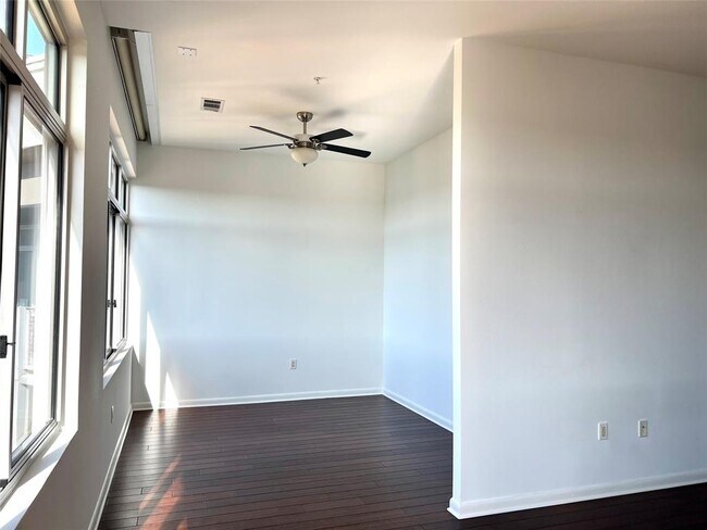 Building Photo - 54 Rainey St