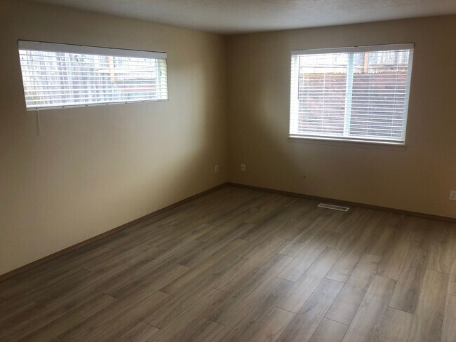 Building Photo - Three Bedroom Duplex in South Salem