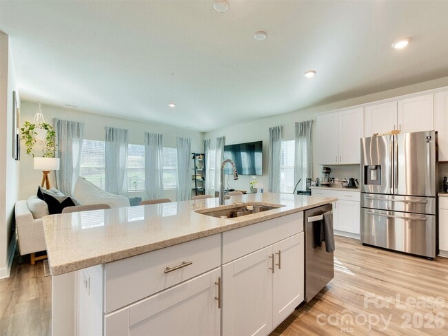 Building Photo - 4009 Woodland View Dr