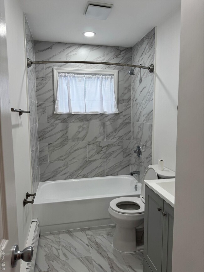 Building Photo - 542 E Pine St