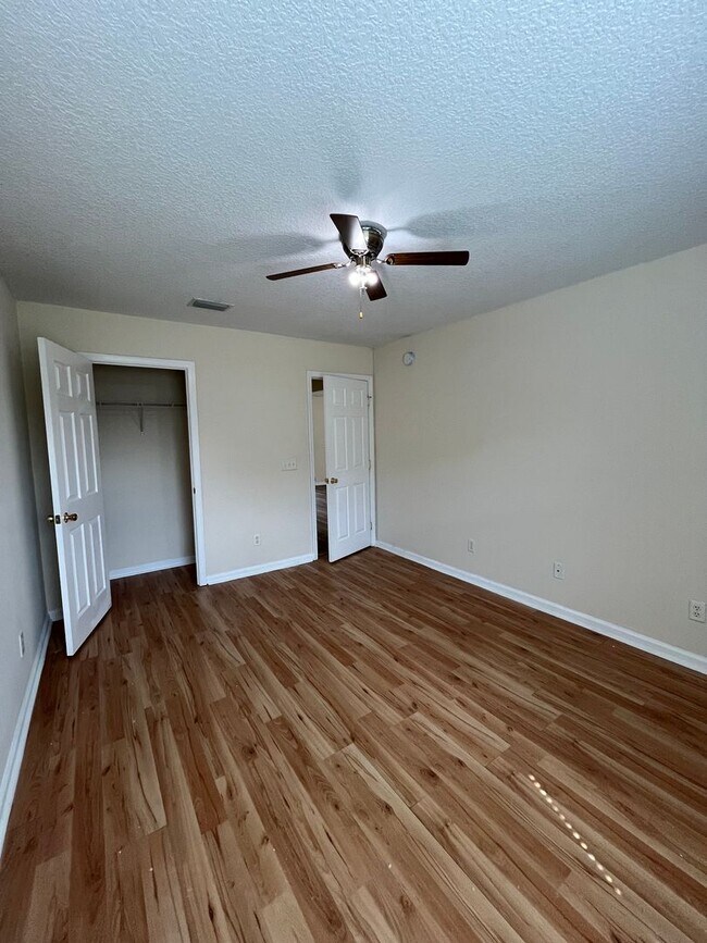 Building Photo - 209 Royal Palms Ave