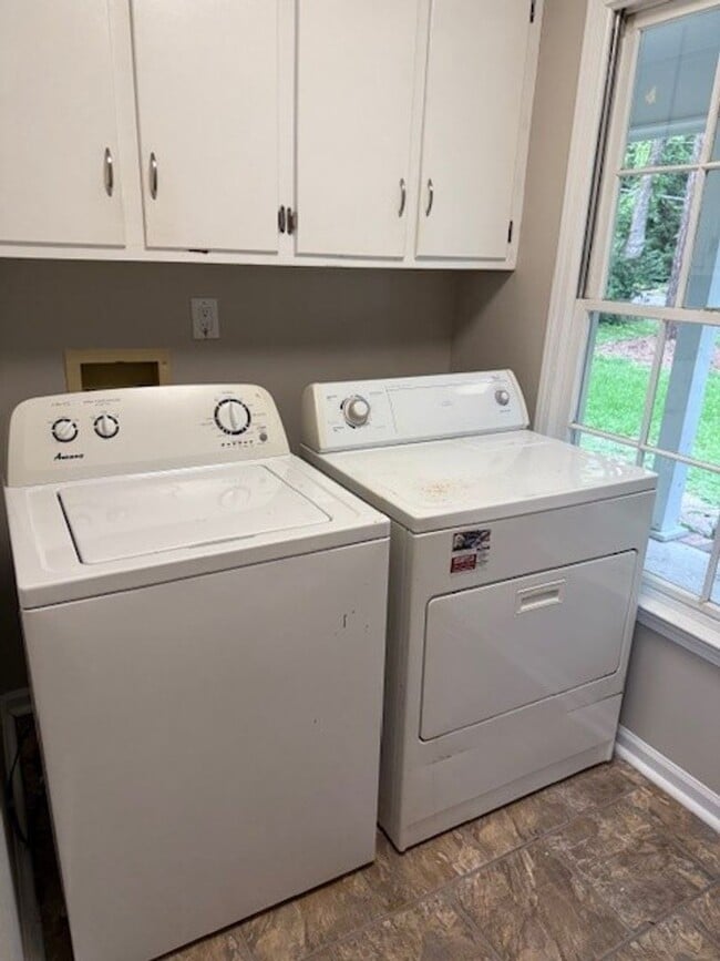 Building Photo - Nice 3 Bed 2 Bath Available Now!