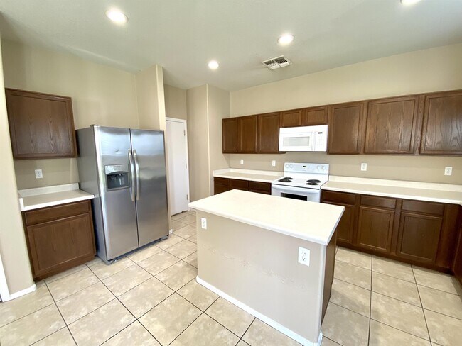 Building Photo - 45639 W Barbara Ln