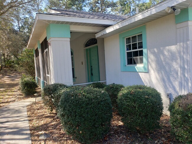 Building Photo - Lovely Pine Ridge Pool Home