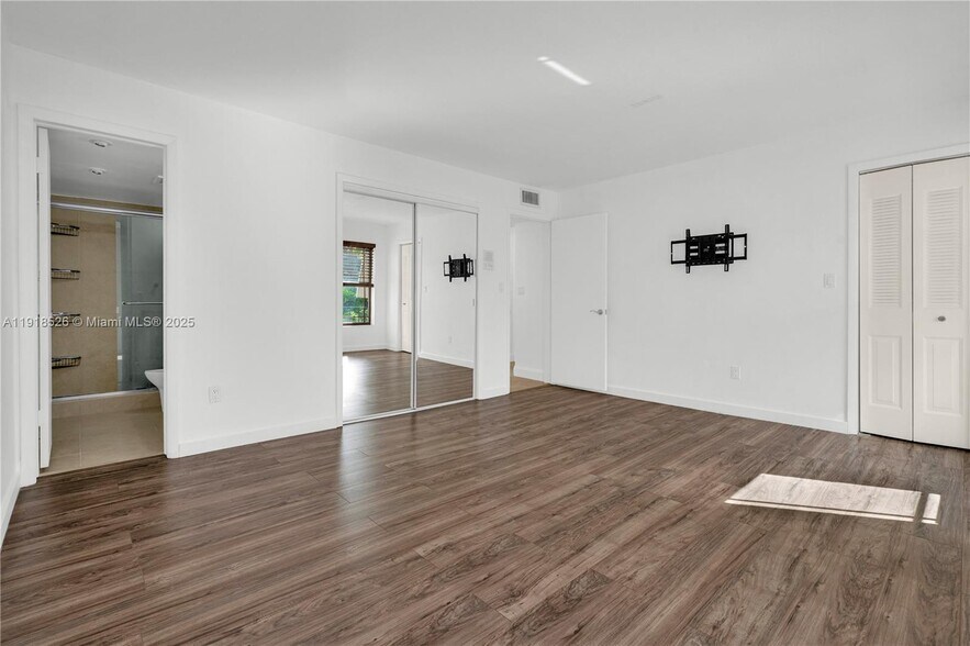 Building Photo - 9823 SW 93rd Ter