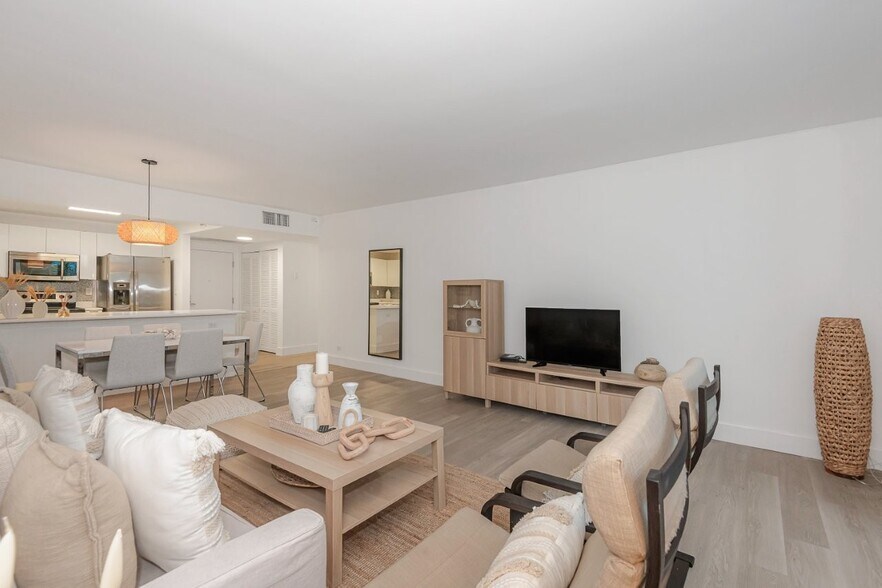 Building Photo - 2301 Collins Ave