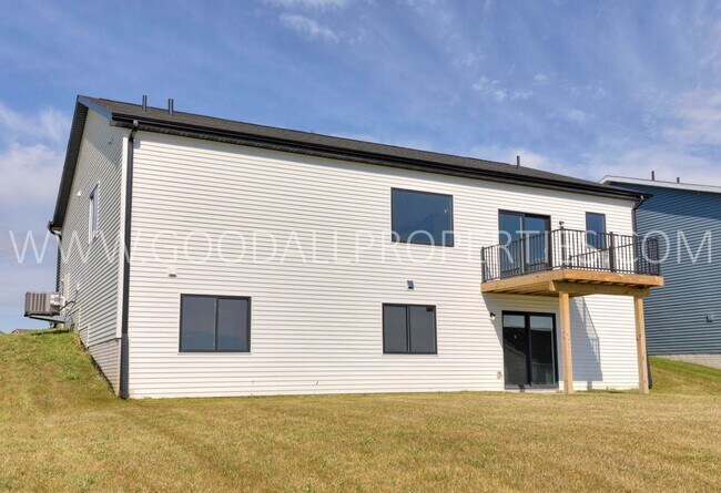 Building Photo - Stunning ranch-style home in Altoona featuring 4 bedrooms and 3 bathrooms, with a finished walk-o...