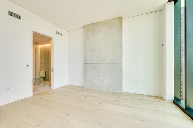 Building Photo - 610 Davis St