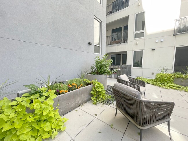 Building Photo - Improved Price!!!! Bustling Location! Mode...
