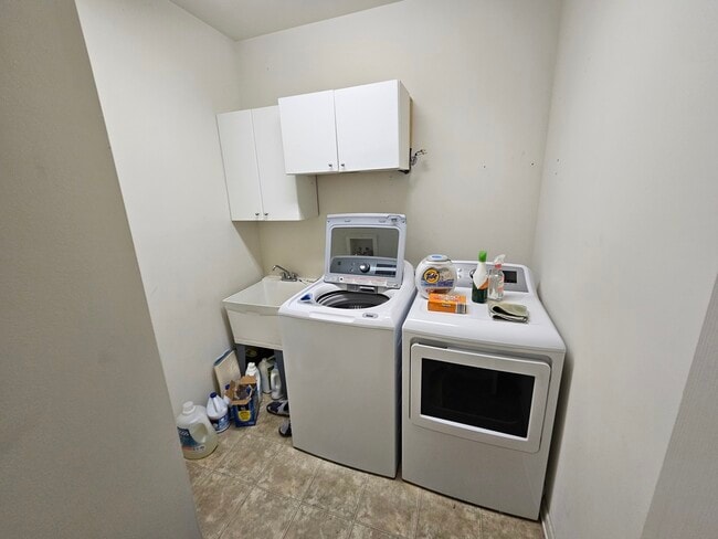 Building Photo - 5 Player Ct