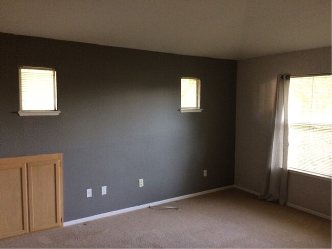 Building Photo - Spacious 3 Bedroom Home available in South...