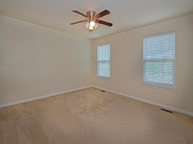 Building Photo - 627 Edison Dr