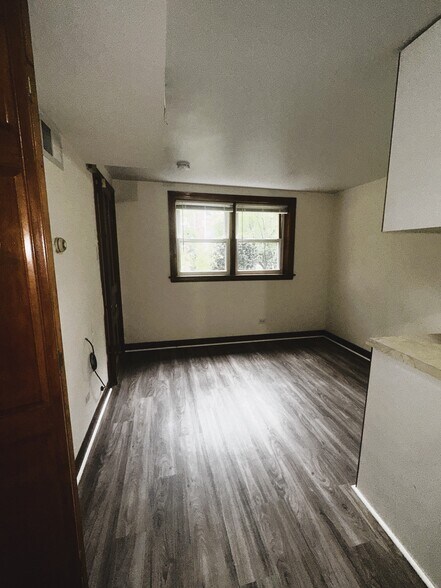 Building Photo - 1328 W Melrose St