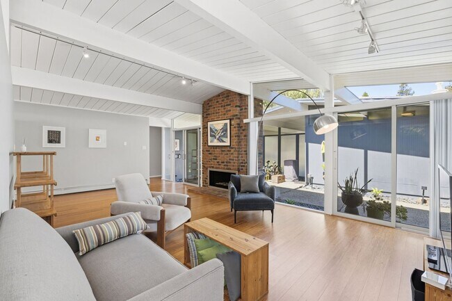 Building Photo - Beautifully Remodeled, Furnished 3 Bed + Office, 2 Bath Home- Available Short Term Only!