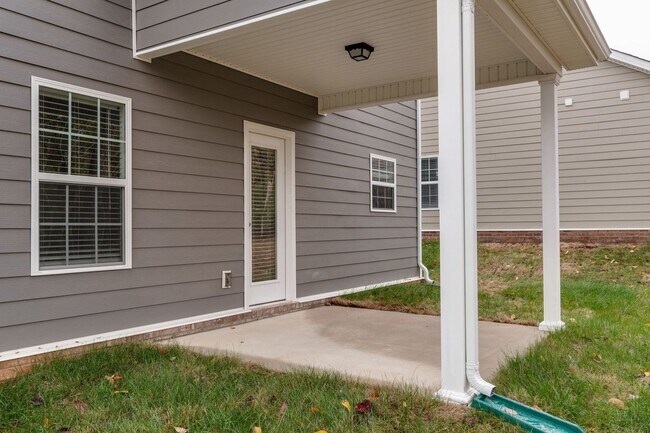 Building Photo - Live in Style and Comfort in Sought-After ...