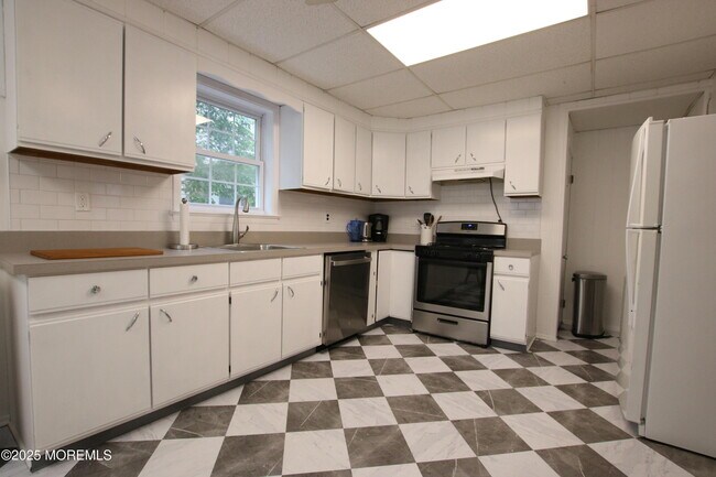 Building Photo - 211 4th Ave