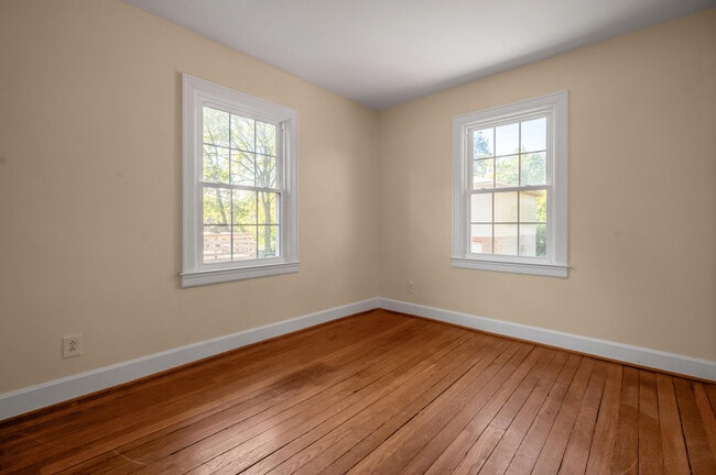 Building Photo - 494 Bob O Link Dr