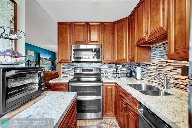 Building Photo - 703 Gardens Dr