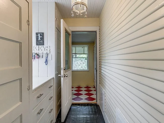 Butlers pantry - Hallway leading to utility room - 316 Harbin Ave