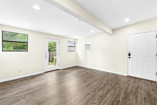Building Photo - 904 Philco Dr