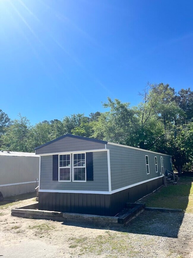 Building Photo - NEW LISTING!!