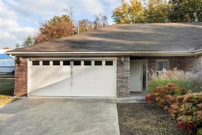 Building Photo - 1480 E Masonic Dr