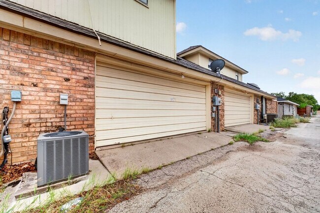 Building Photo - 3203 Tealwood Pl