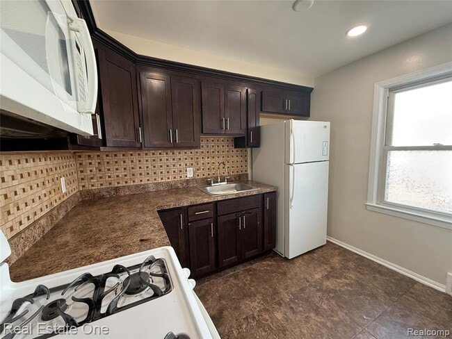 Building Photo - 6991 Colonial St