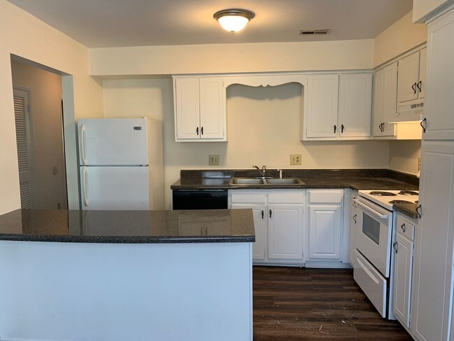 Building Photo - One-month FREE rent!