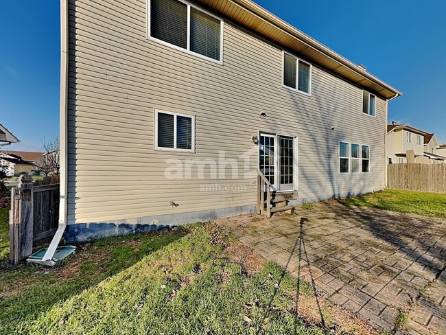 Building Photo - 902 Thorn Creek Dr