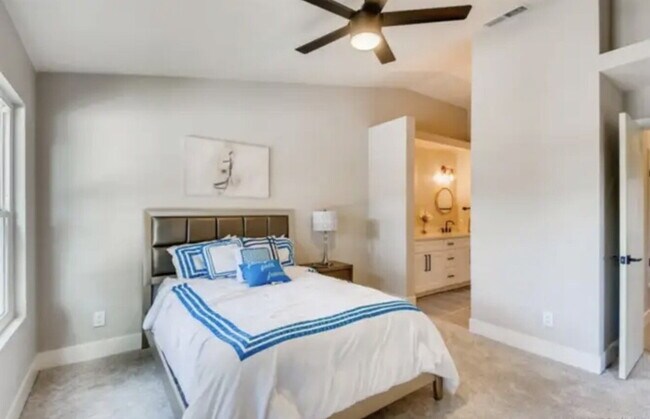 Building Photo - $3,300 - 3 Bed / 2.5 Bath Upgraded Townhome in The Knolls Community