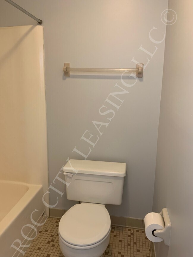 Building Photo - 214-216-216 Andrews St