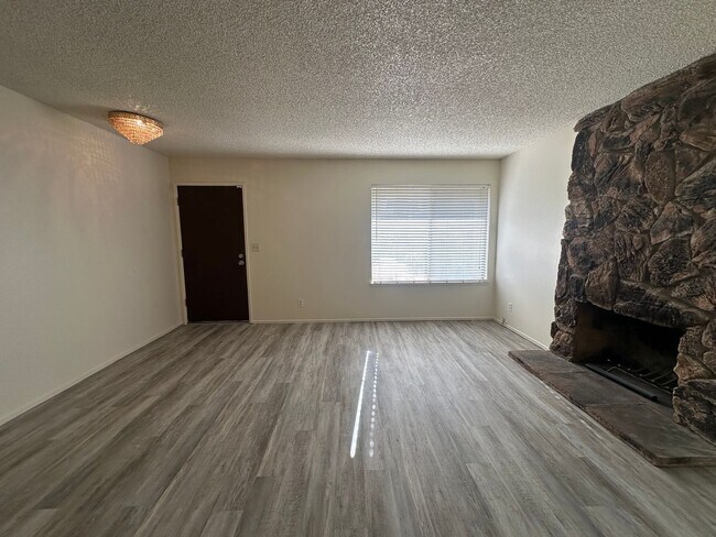 Building Photo - 3 Bedroom 2 Bathroom Home with Yard