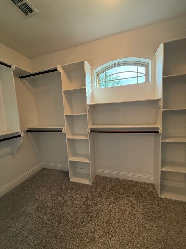 Building Photo - 3/2/2 - WATER + LAWN CARE Included + COMMUTER FRIENDLY