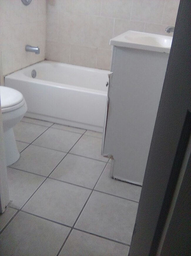 Building Photo - 89 Maple St